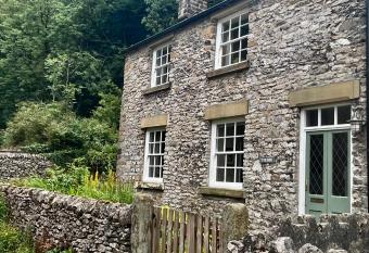 Torside Holiday Cottage has Balcony rooms