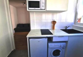 Appartement Charme petite terrasse    400m de Paris has Balcony rooms