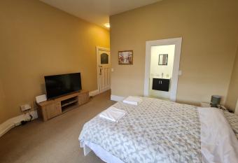 Dunedin City Centre Apartment Room B allows 18 year olds to book a room