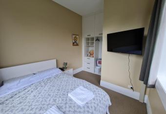 Dunedin City Centre Apartment Room C allows 18 year olds to book a room