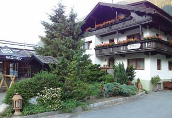 Bergsteiger-Zimmer Pension Obermair has Balcony rooms