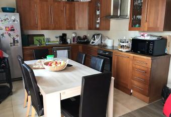 3 chambres/ bail mobilit   possible has rooms with a private hot tub