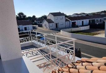 Appartement neuf 39m2 avec balcon    250m de la plage allows 18 year olds to book a room