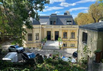 Villa Hirsch has Balcony rooms