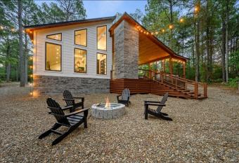 Two Knights Luxury Cabin has rooms with a private hot tub