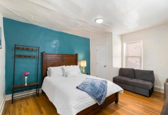 Studio Casita-15 min walk to Downtown Plaza has Balcony rooms