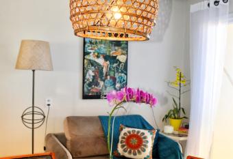 Apartamento da J  lio allows 18 year olds to book a room