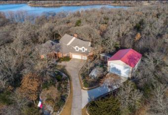 Quiet 1 Acre Lake House Nestled in the Woods 4B/4B has rooms with a private hot tub