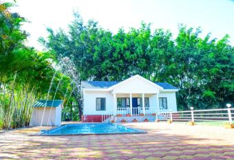 The White House With Swimming Pool has rooms with a private hot tub