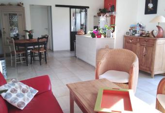 Agr  able maison de ville, lumineuse avec jardin allows 18 year olds to book a room