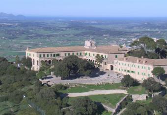 Santuari de Cura has rooms with a private hot tub