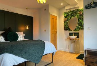 Reeds retreat has rooms with a private hot tub