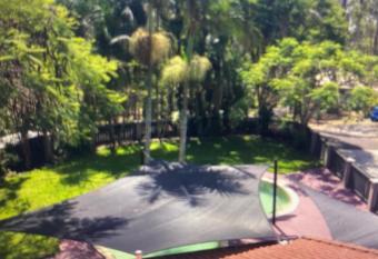 Home Amongst the Gum Trees has rooms with a private hot tub