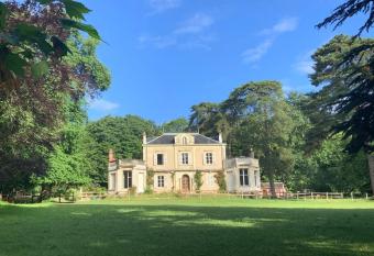 Le Ch  teau de John Miles au bord de l   eau has Balcony rooms