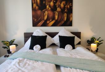 Maisonette-Penthouse inklusive Whirlpool   ber den D  chern von Magdeburg has rooms with a private hot tub