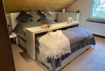 G  stehaus Elis - 2 Schlaf- & 2 Badezimmer - Bus bis K  ln Hbf, Messe has Balcony rooms