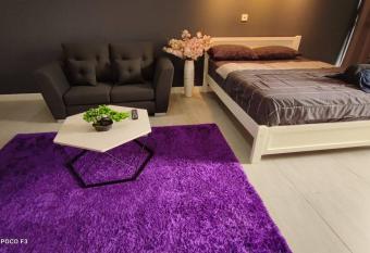 BS129- KLIA Self check-in- Wi-fi-Netflix- Parking-Pool, Bell Suites, Kota Warisan 5087 allows 18 year olds to book a room