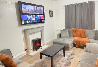 Hometel Hidden Gem Large Comfy Home Can Sleep 14 allows 18 year olds to book a room