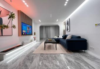 Shanghai Jing an Modern Luxury Mansion 3 Bedrooms Near Metro & Attractions has rooms with a private hot tub