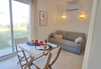 Studio confortable dans un jardin au calme allows 18 year olds to book a room