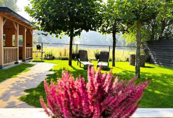  has rooms with a private hot tub