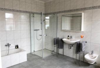 G  stezimmer Brackel - Zimmer mit privatem Bad & Gemeinschaftsk  che allows 18 year olds to book a room