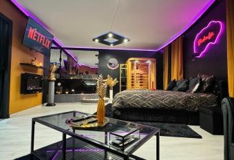 LoveRoom by Sunnyroom has rooms with a private hot tub