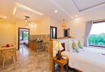 Pomelo Garden Boutique Villa has rooms with a private hot tub
