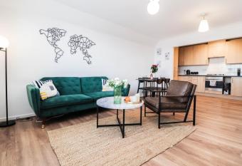 Fantastic 2 Bed 2nd Floor Flat allows 18 year olds to book a room