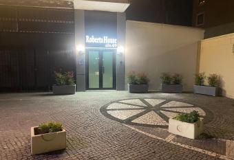 Roberta House has Balcony rooms