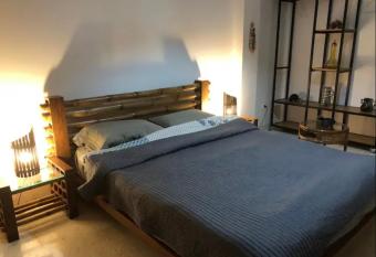 Superbe chambre dans un appartement    partager has Balcony rooms