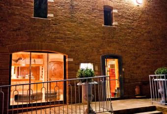 Les Ecuries de la Tour has Balcony rooms