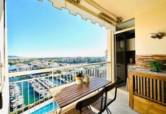 Studio 4 personnes baie Cannes golf allows 18 year olds to book a room