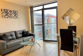 1 BED MODERN APARTMENT WITH FREE PARKING, SHEFFIELD CITY CENTRE allows 18 year olds to book a room
