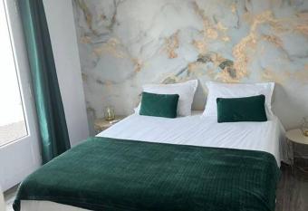 Bungalow bougainvilliers allows 18 year olds to book a room