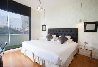 Ife Boutique has rooms with a private hot tub