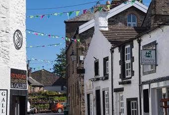 Sweet Cottage allows 18 year olds to book a room