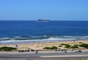 Arenas del mar has Balcony rooms