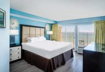 1BR Deluxe Grand Palms Resort Free Shuttle service has rooms with a private hot tub