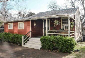 Wensel Cottage in downtown Natchez has Balcony rooms