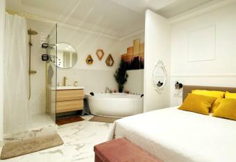 LOTUS - Studio   quip  , Baln  o, Wi-Fi, Hypercentre allows 18 year olds to book a room