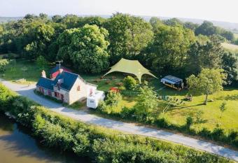 G  te de Painfaut pour 12 personnes has Balcony rooms