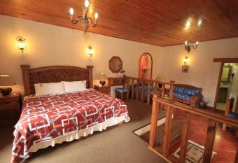 Hotel La Casa de Mam   has rooms with a private hot tub