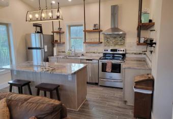 Modern, bright & calm 1 BR / 1 bath farm retreat allows 18 year olds to book a room