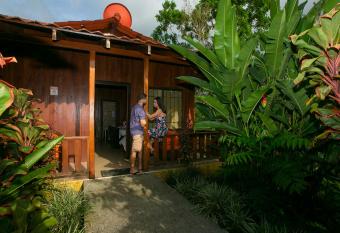Hotel Rancho Cerro Azul has rooms with a private hot tub