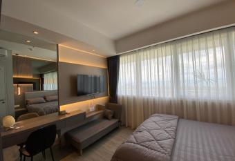 The Wanderlust Stay - Premium Seaview 15F has Balcony rooms