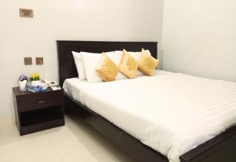 Second Home Guest House Near Agha Khan Hospital , Airport, Ghulshan e Jamal Karachi has Balcony rooms