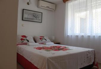 Hostel Lena-Mostar has Balcony rooms
