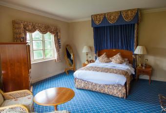 The Parsonage Hotel & Spa has rooms with a private hot tub
