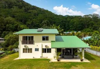 Maison Dora has Balcony rooms